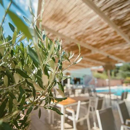 Dominoes Corfu 3*