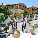 Dominoes Corfu Апарт-отель