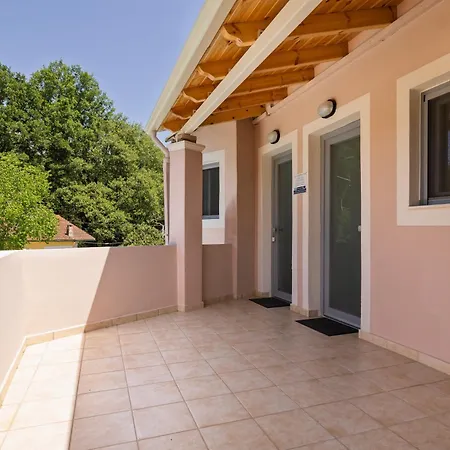 Dominoes Corfu 3*